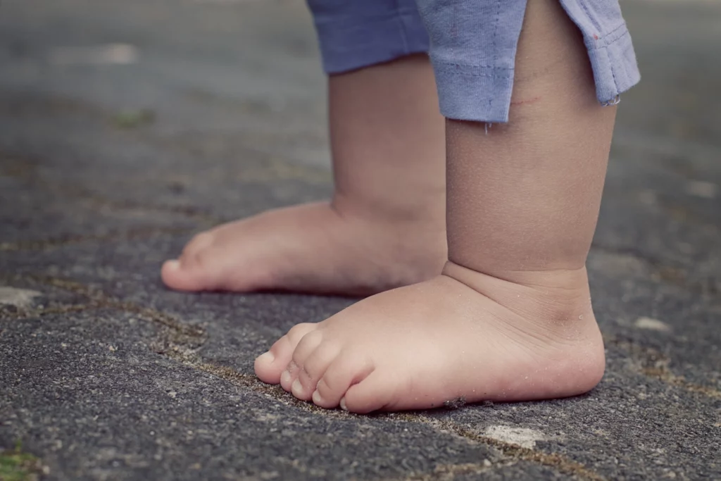 Kinderfüsse auf einem Holzboden in der Kita